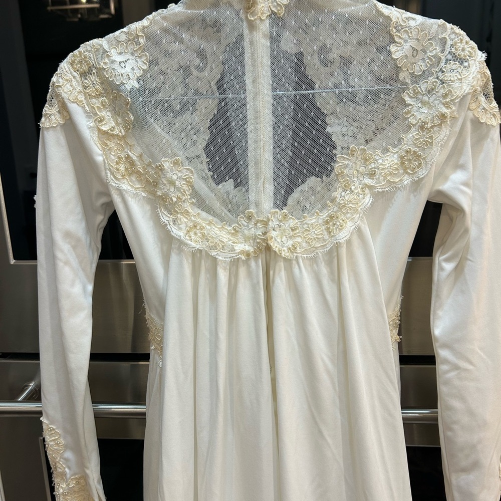 Vintage Ivory Lace Bridal Gown with train no size tag XS? Has union tag 70’s - Picture 7 of 16